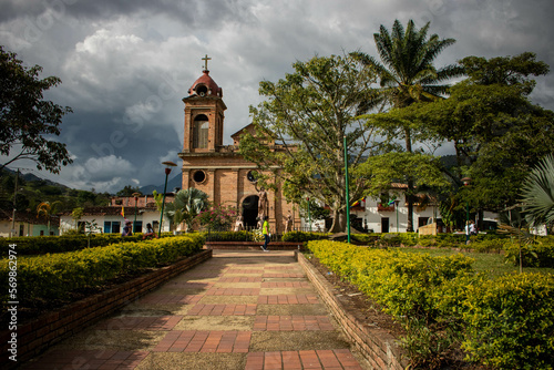 Iglesia católica frente al parque