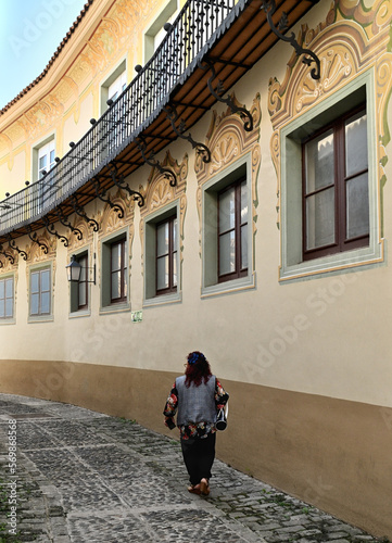 mujer de espaldas caminando por una calle © antonio