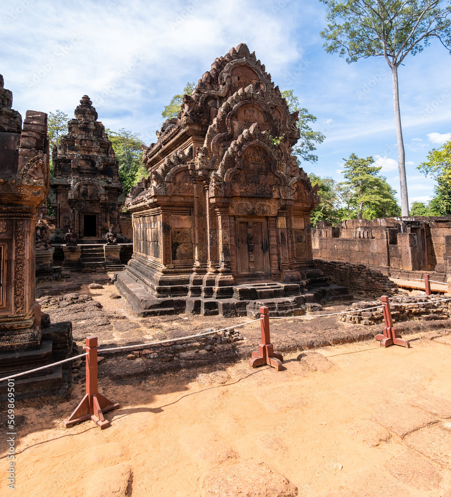 Naklejka premium Beautiful carving at Banteay Srei temple, Angkor Wat, Siem Reap. Cambodia