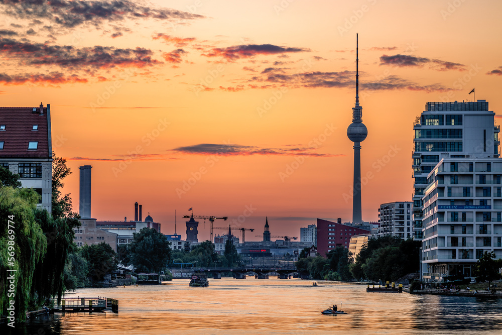 Oberbaumbrücke Berlin - View towards Spree, Mitte (Sunset) - obrazy, fototapety, plakaty 