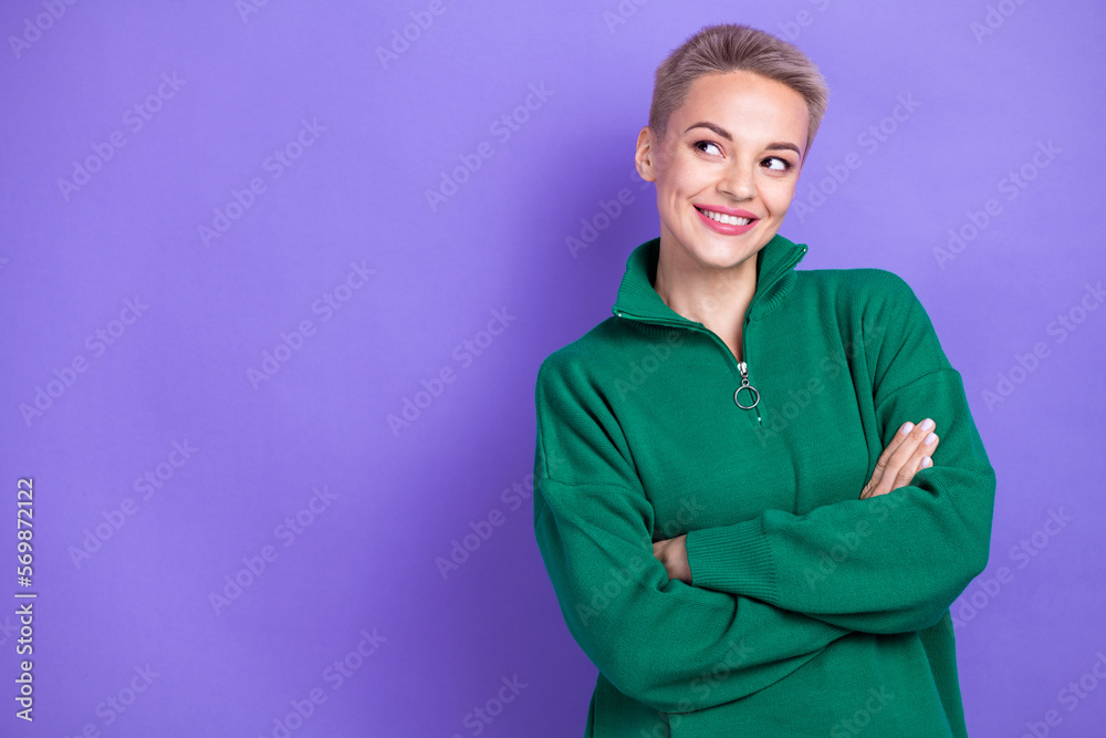 Photo portrait of confident business woman wear green cozy fleece zipper jumper folded arms look empty space isolated on violet color background Photo portrait of confident business woman wear green cozy fleece zipper jumper folded arms look empty space isolated on violet color background