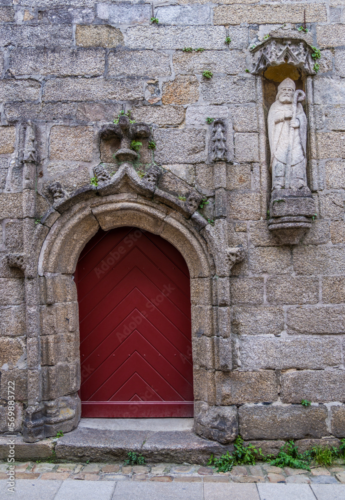 Porte de chapelle dans la Ville Close de Concarneau, Finistère, France