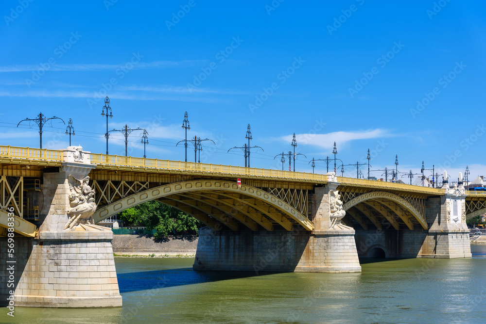 Margaret Bridge, a pedestrian and car bridge in Budapest, the capital of Hungary. The bridge connects the two districts 