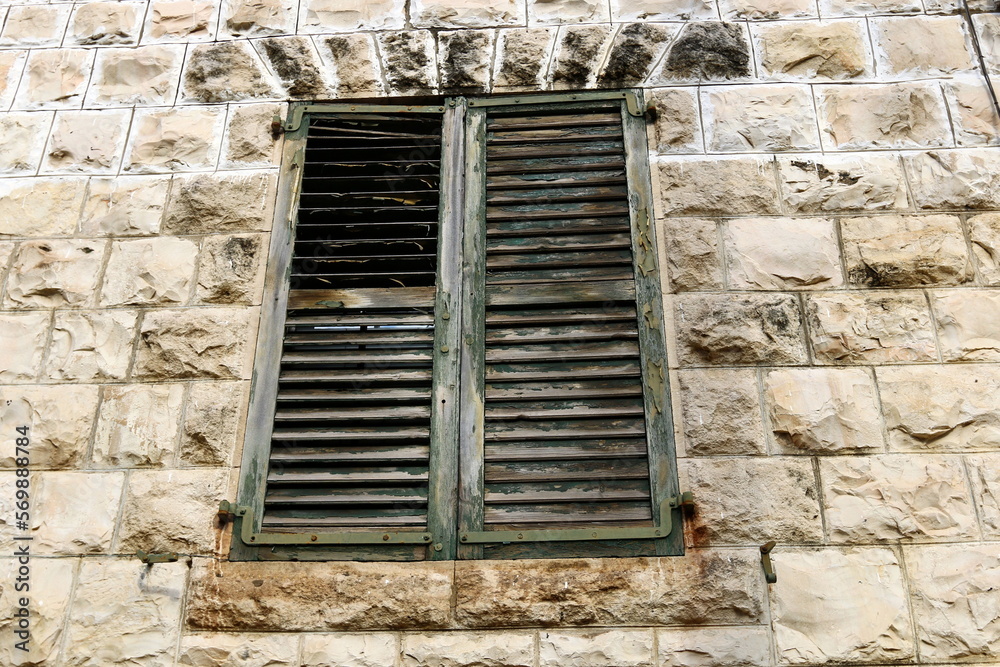Obraz premium Small window in the big city.