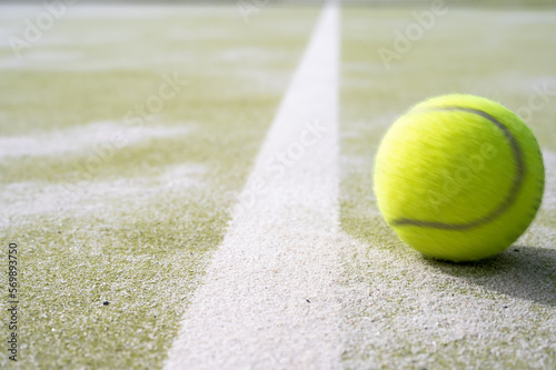 Tennisball landet knapp neben der Linie im Aus photo