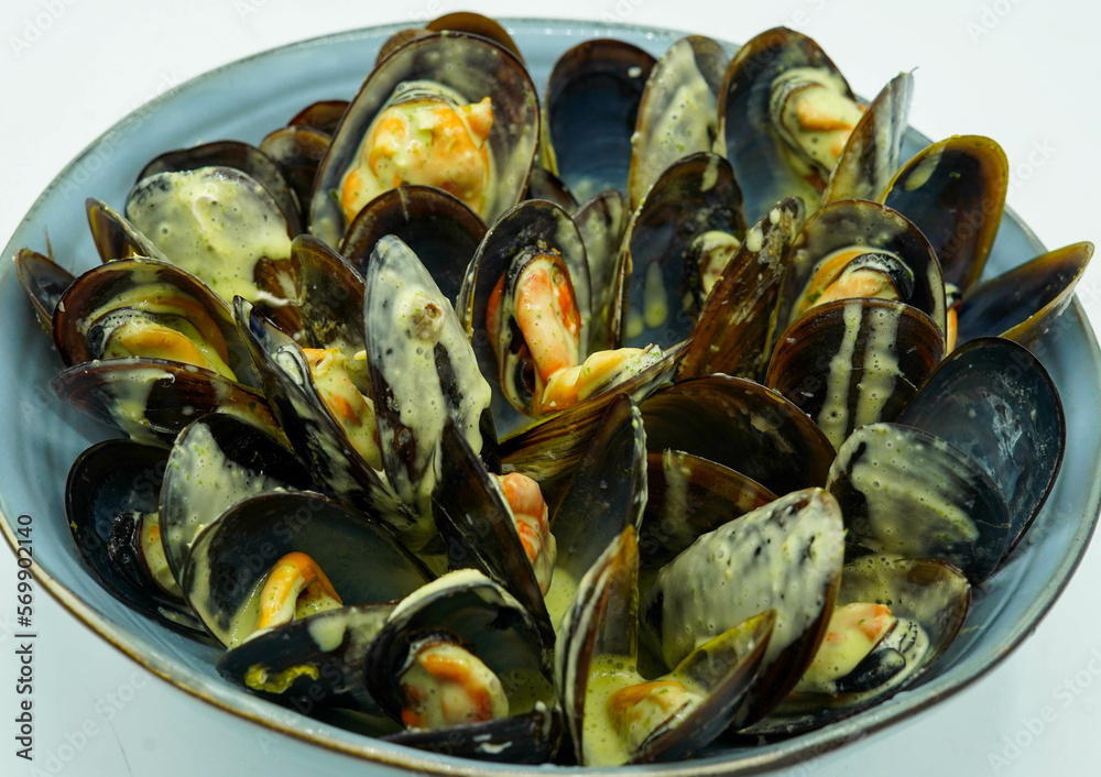 Racion de mejillones al vapor con ajo sal y perejil Racion de mejillones al vapor con ajo sal y perejil