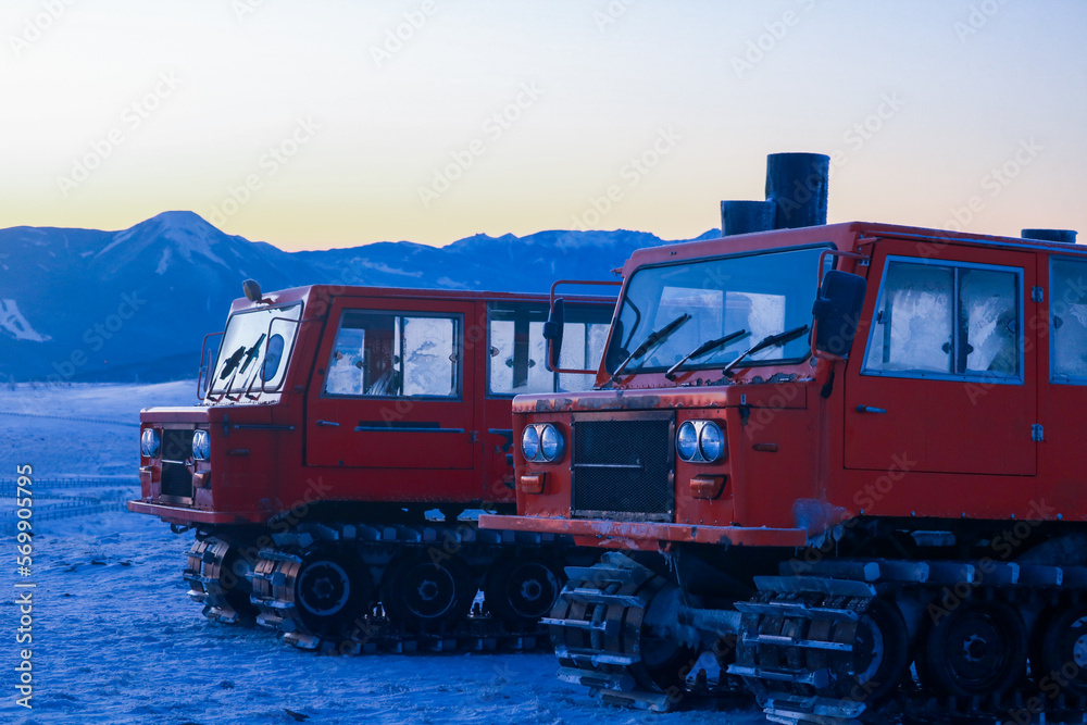 早朝の雪上車