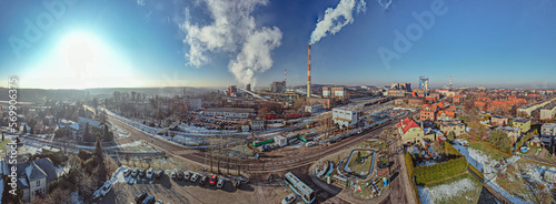 Zakłady przemysłu wydobywczego na Górnym Śląsku w Polsce, panorama z lotu ptaka w zimie. Koksownia i Kopalnia węgla.