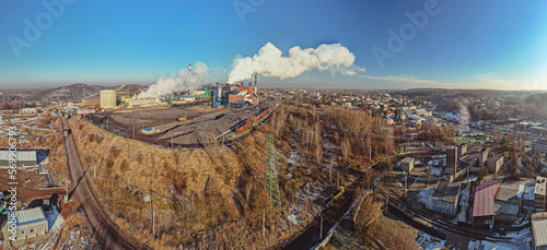 Zakłady przemysłu wydobywczego na Górnym Śląsku w Polsce, panorama z lotu ptaka w zimie. Koksownia i Kopalnia węgla.