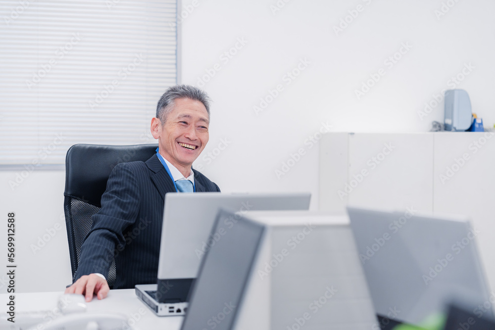会社で自分の意見を語る管理職の男性 会社で自分の意見を語る管理職の男性