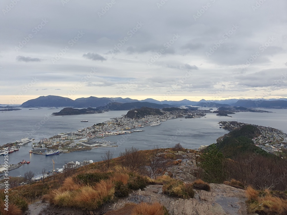 Obraz premium The Splendor of Alesund: A Mountainscape