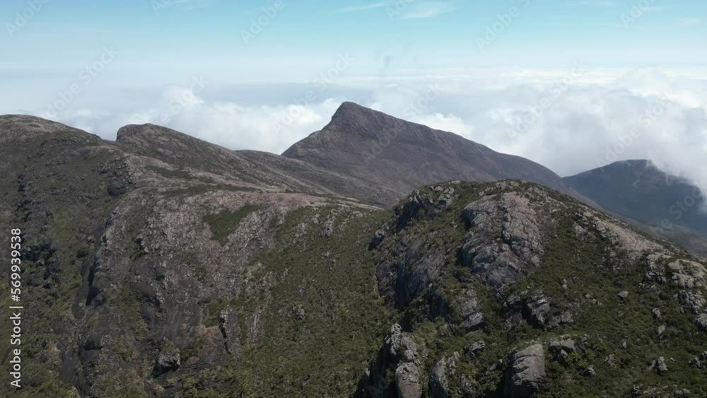 Montanhas de caparáo em minas gerais com fundo de paisagens e pedras rochosas.