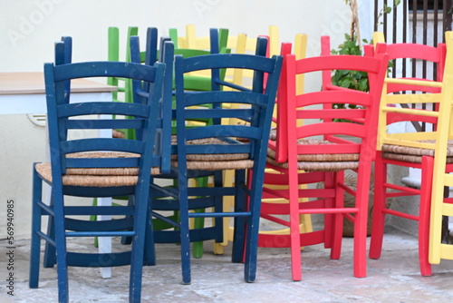 Sedie legno e paglia colorate photo