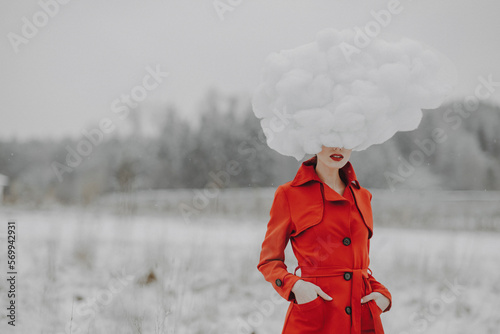Quadro em tela Frau im rotenMantel mit Wolke am Kopf im Schnee