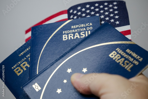 Passaporte brasileiro com fundo da america e visto americano.