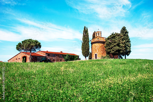 Obraz na płótnie charming landscape with chapel of Madonna di Vitaleta near rape fiald on a sunny day in San Quirico d'Orcia (Val d'Orcia) in Tuscany, Italy. Excellent tourist places. w salonie