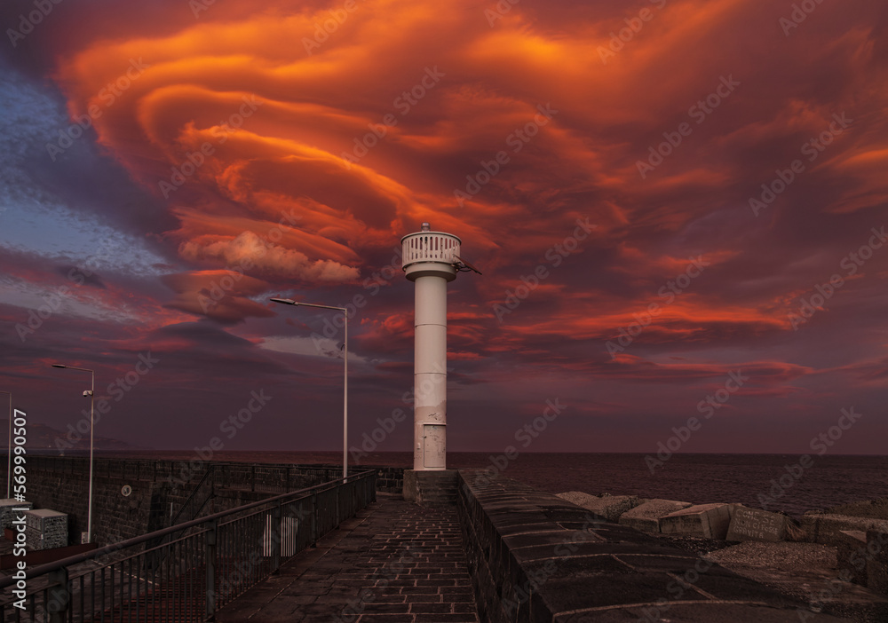 Φωτογραφία Il faro del porto dell'Etna in un tramonto spettacolare