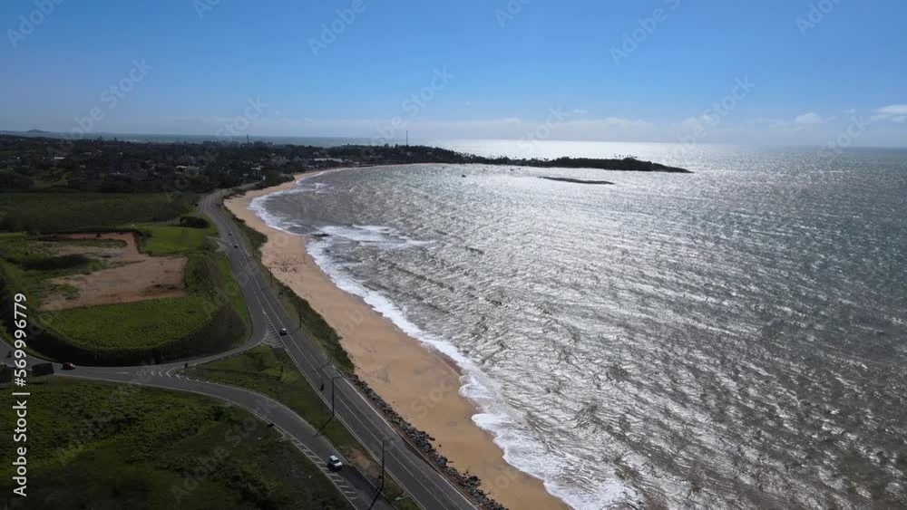Imagem aérea da praia de meaípe próximo ao trevo da Rodovia do Sol, na ES-060, onde a erosão destrói a faixa de areia. Litoral turístico só estado do Espírito Santo.