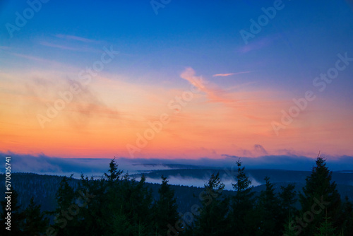 Sonnenuntergang über Nebel