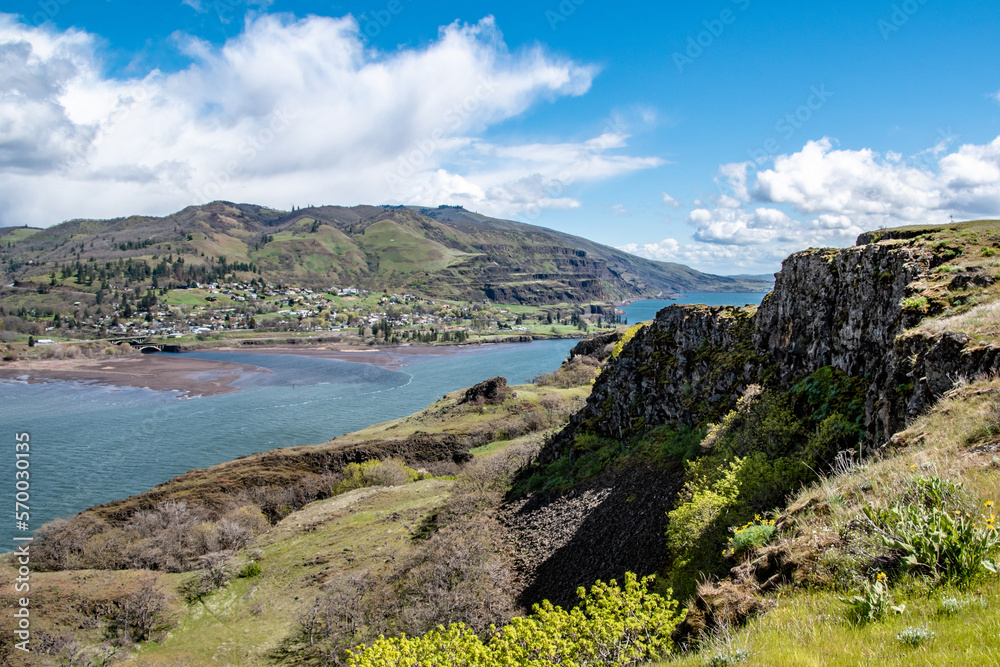 Cliffs & Meadows of the PNW Columbia River Gorge in OR & WA Cliffs & Meadows of the PNW Columbia River Gorge in OR & WA