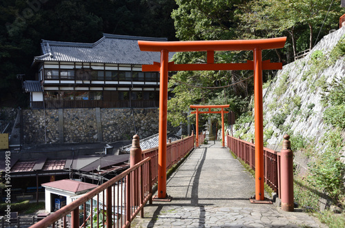 Wallpaper Mural 竹生島　参道の鳥居と宝厳寺本坊　滋賀県長浜市早崎町 Torontodigital.ca
