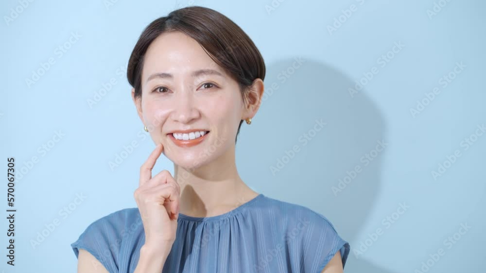 顔を触るミドル女性(美容・ビューティー) 顔を触るミドル女性(美容・ビューティー)