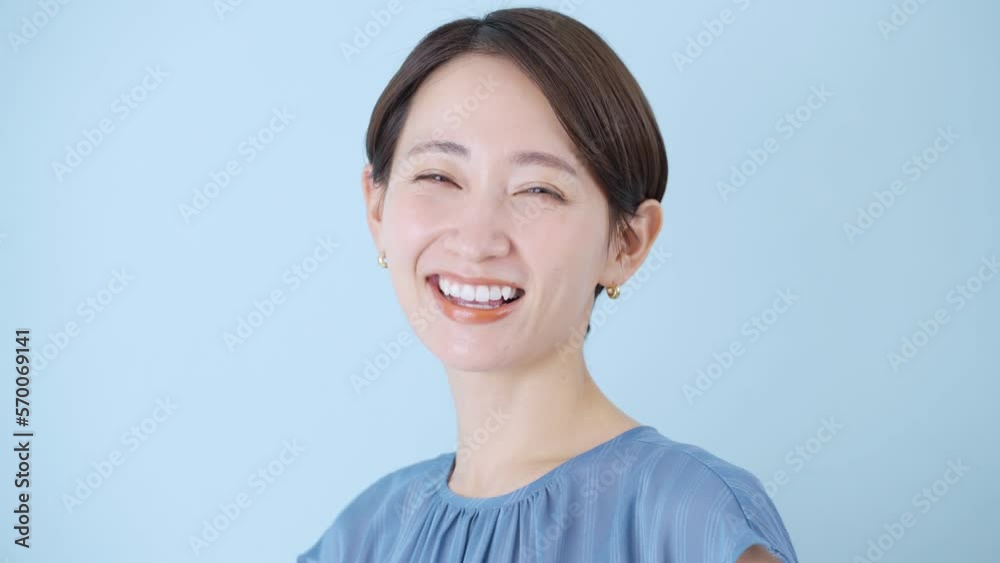 笑顔のミドル女性