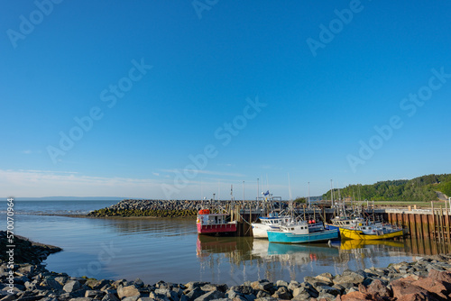 Fotografiet Low tide at a Canadian harbor grounds the fishing fleet on the Bay of Fundy