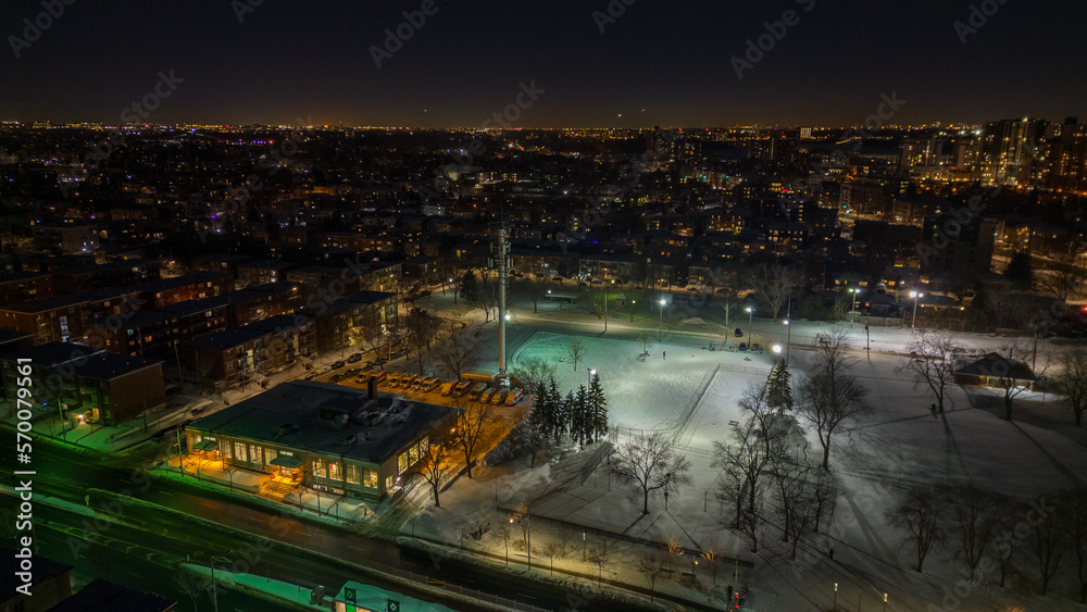 Vue Nocturne sur un parc avec une Tour radio à Montréal 