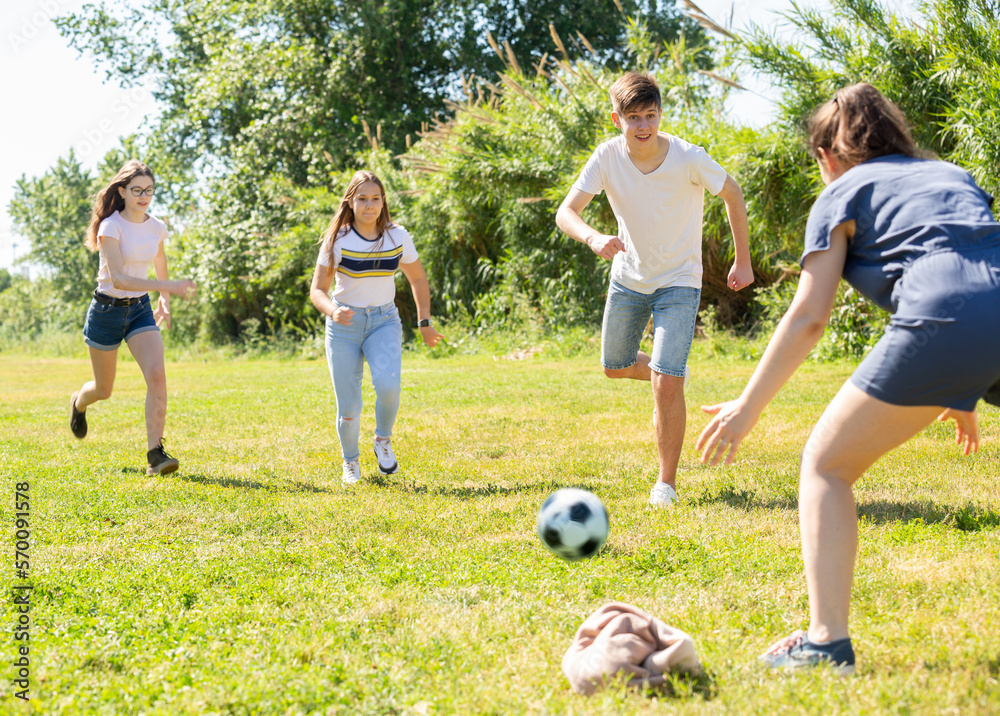 Obraz premium Teenagers play street football with excitement in city park