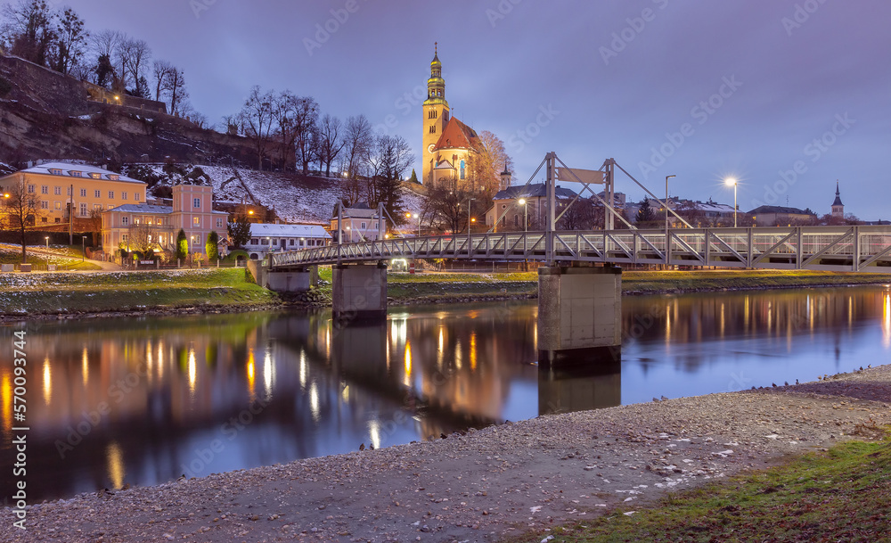 Obraz premium Salzburg. Picturesque view of the old historical part of the city at sunset.
