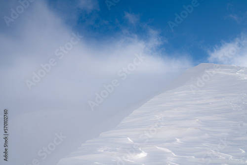 雪紋と青空の背景素材