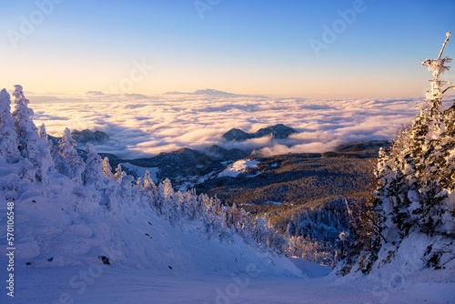 長野県・山ノ内町 冬の横手山から望む雲海と夕景