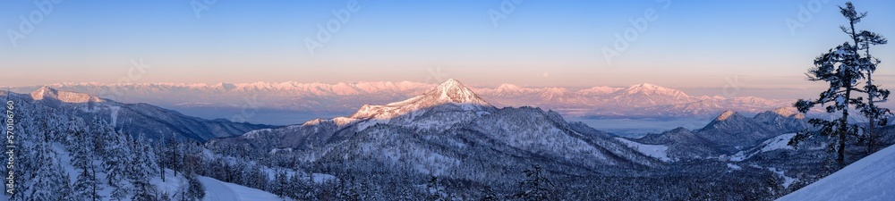長野県・山ノ内町 冬の笠ヶ岳と北アルプスの夜明け パノラマ