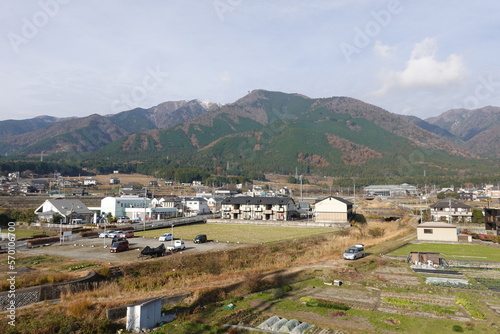 田舎の町並みと自然の風景