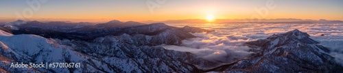 長野県・山ノ内町 冬の横手山から望む雲海と夕景 パノラマ