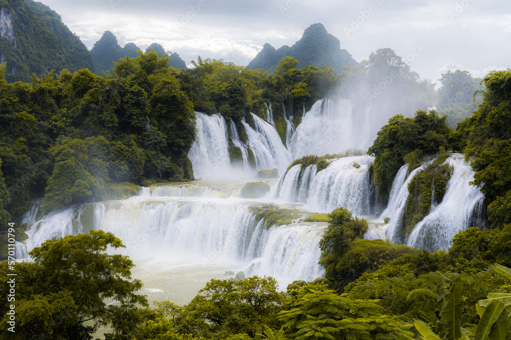 Fototapeta premium Ban Gioc - Detian waterfall in Vietnam and China surrounded by magnificent jungles and sharp limestone rocks