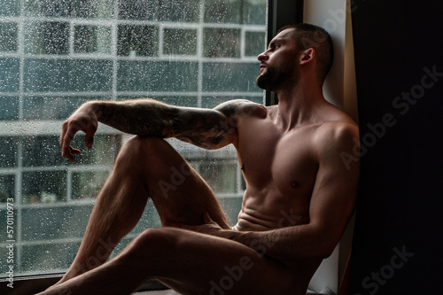 Φωτογραφία Man window on rainy weather looking through the window with rain drops autumn