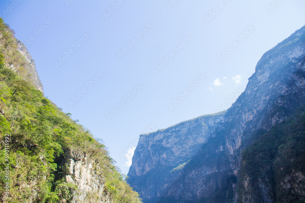 Hermosa fotografía del Cañón del Sumidero en el estado de Chiapas, México. Hermosa fotografía del Cañón del Sumidero en el estado de Chiapas, México.