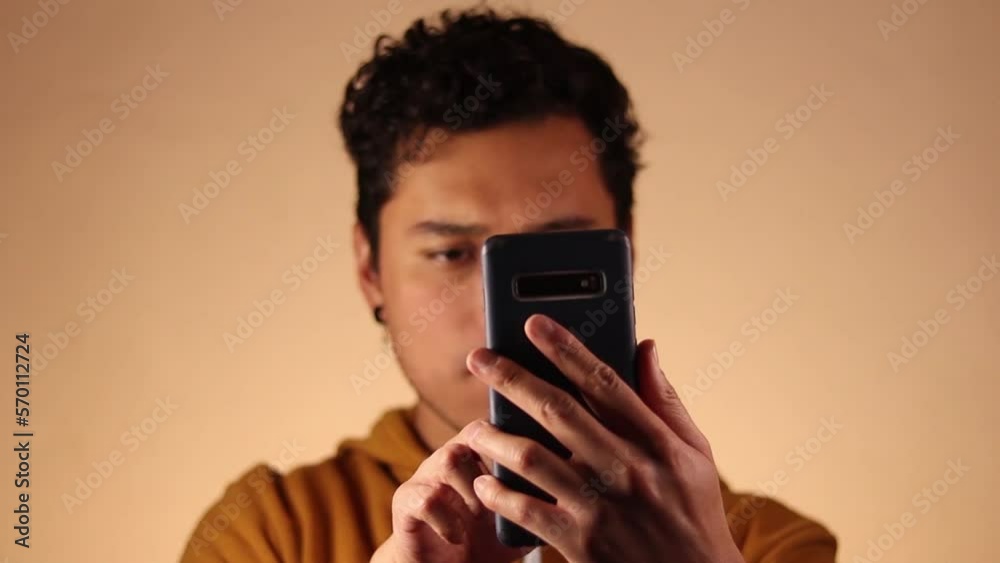 Joven conversando en videollamada por su teléfono inteligente Joven conversando en videollamada por su teléfono inteligente