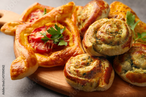 Foto Different delicious puff pastry with tasty filling on wooden board, closeup