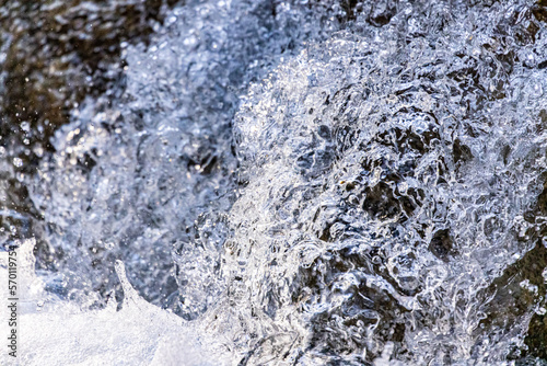 水しぶきを上げて流れ落ちる川 © M&M Factory