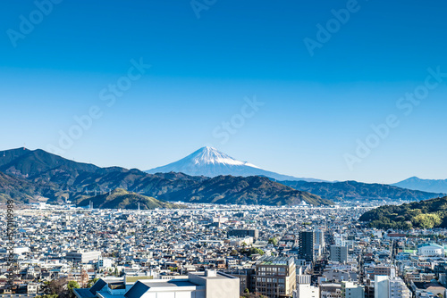 静岡市市街地の街並みと冬の富士山