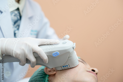 Obraz na plátně Beautician procedure by electric device,Ultrasound therapy treatment for skin tightening in aesthetic clinic