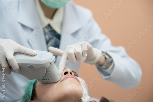 Obraz na plátně Beautician procedure by electric device,Ultrasound therapy treatment for skin tightening in aesthetic clinic