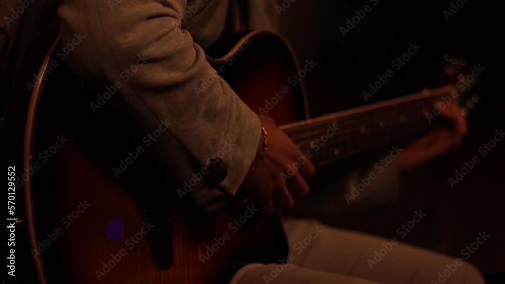 Joven cantante cantando en la calle de su colonia en la noche
