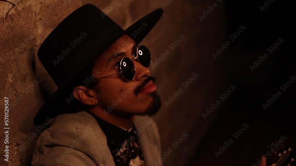 Joven cantante cantando en la calle de su colonia en la noche