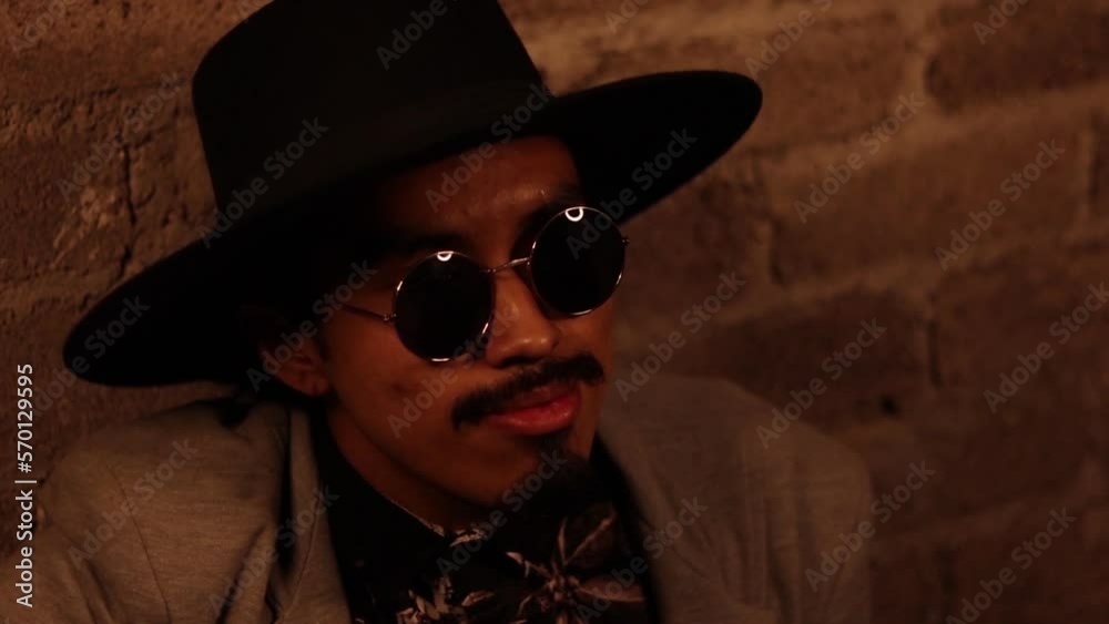 Joven cantante cantando en la calle de su colonia en la noche