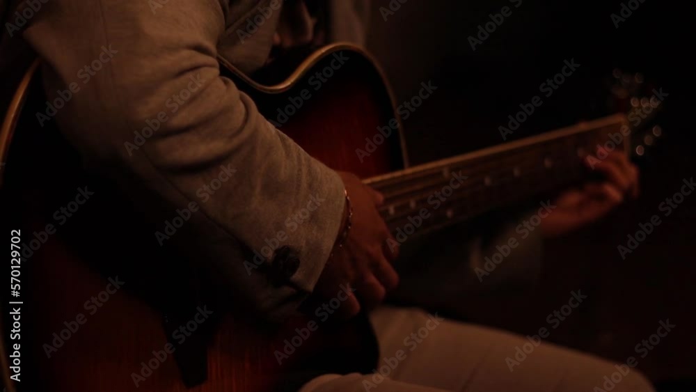 Joven cantante cantando en la calle de su colonia en la noche