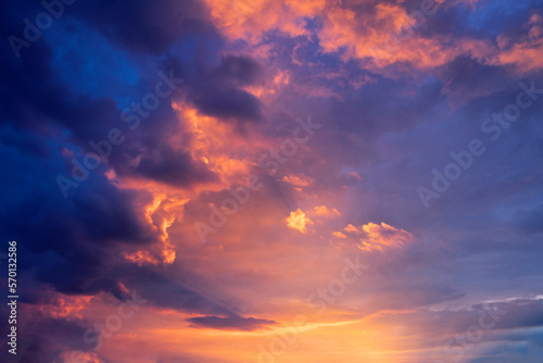 cielo nublado con colores dramáticos con nubes densas © Angel